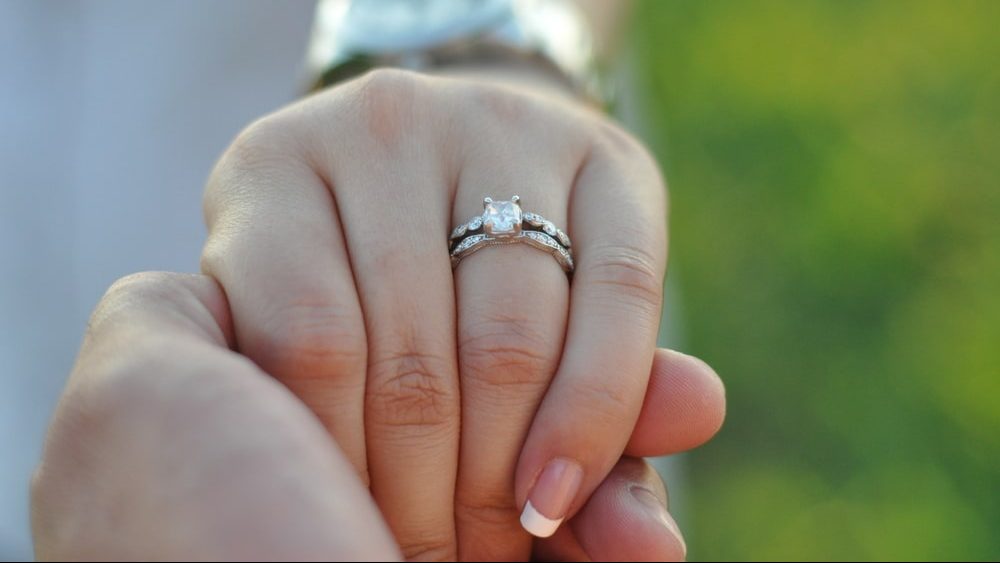 Faire le choix entre une pierre précieuse et un diamant 